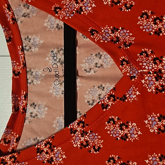 💖 $5 add to bundle Cuddl Duds soft v neck floral tank top💖 - Picture 2 of 5